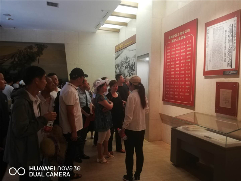 在展覽館仔細聆聽(tīng)講解員(yuán)介紹