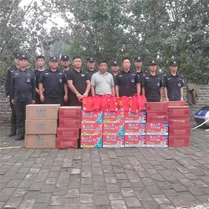 2021年(nián),河(hé)南(nán)地(dì)區(qū)遭遇百年(nián)不(bù)遇的(de)洪澇災害,“災情就(jiù)是(shì)命令”滑縣分(fēn)公司在第一(yī)時(shí)間(jiān)立即啓動應急預案,積極配合政府,組織骨幹人(rén)員(yuán)投入到(dào)抗洪搶險現(xiàn)場(chǎng),同時(shí)并積極籌措抗洪物(wù)資捐贈援助受災地(dì)區(qū)。