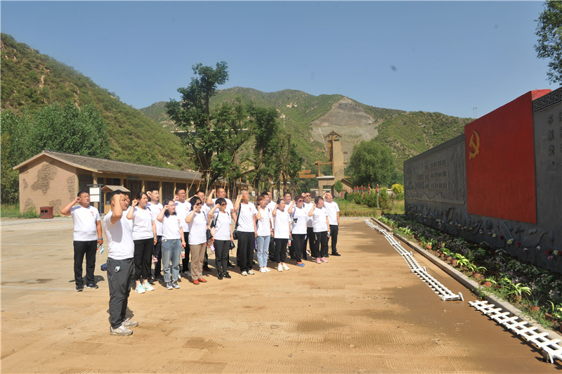組織黨員(yuán)赴盂縣梁家(jiā)寨參觀學習(xí)并重溫入黨誓詞