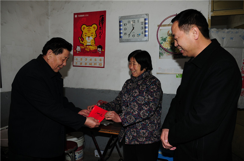 工(gōng)會(huì)主席、黨支部書(shū)記走訪慰問(wèn)職工(gōng)家(jiā)屬