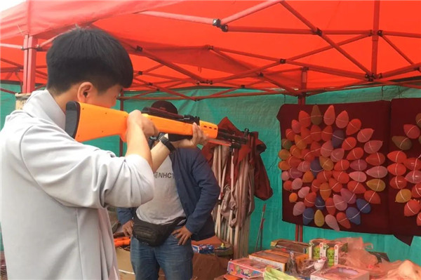 【金(jīn)地(dì)·麗(lì)景華府】 4月(yuè)全民(mín)周末樂(yuè)瘋狂“妙趣·遊戲·時(shí)光(guāng)”，一(yī)起共度美(měi)好(hǎo)春日(rì)，連續轉發三天獲得(de)免費(fèi)遊戲券，群發信息蓋章(zhāng)後生(shēng)效。VIP電(diàn)話(huà):5689990/9991